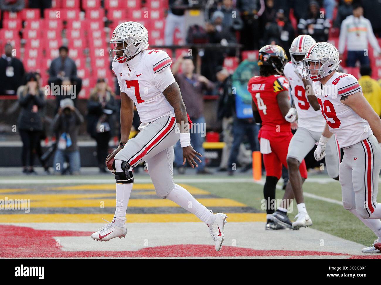17 novembre 2018 - College Park, MD, USA - il quarterback dell'Ohio State Dwayne Haskins Jr. (7) celebra il suo touchdown su corsa contro il Maryland durante i tempi supplementari al Capital One Field al Maryland Stadium di College Park, Md., sabato 17 novembre 2018. Ohio State Won, 52-51, in OT. (Immagine di credito: © Kyle Robertson/Columbus Dispatch/TNS via cavo ZUMA) Foto Stock