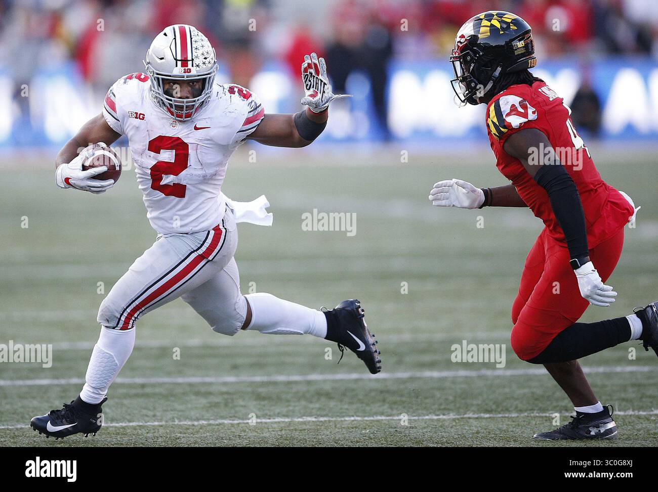 17 novembre 2018 - College Park, MD, USA - il running back dello stato dell'Ohio J.K. Dobbins (2) porta la palla ai supplementari contro il Maryland al Capital One Field al Maryland Stadium di College Park, MD, sabato 17 novembre 2018. Ohio State Won, 52-51, in OT. (Immagine di credito: © Brooke LaValley/Columbus Dispatch/TNS via cavo ZUMA) Foto Stock