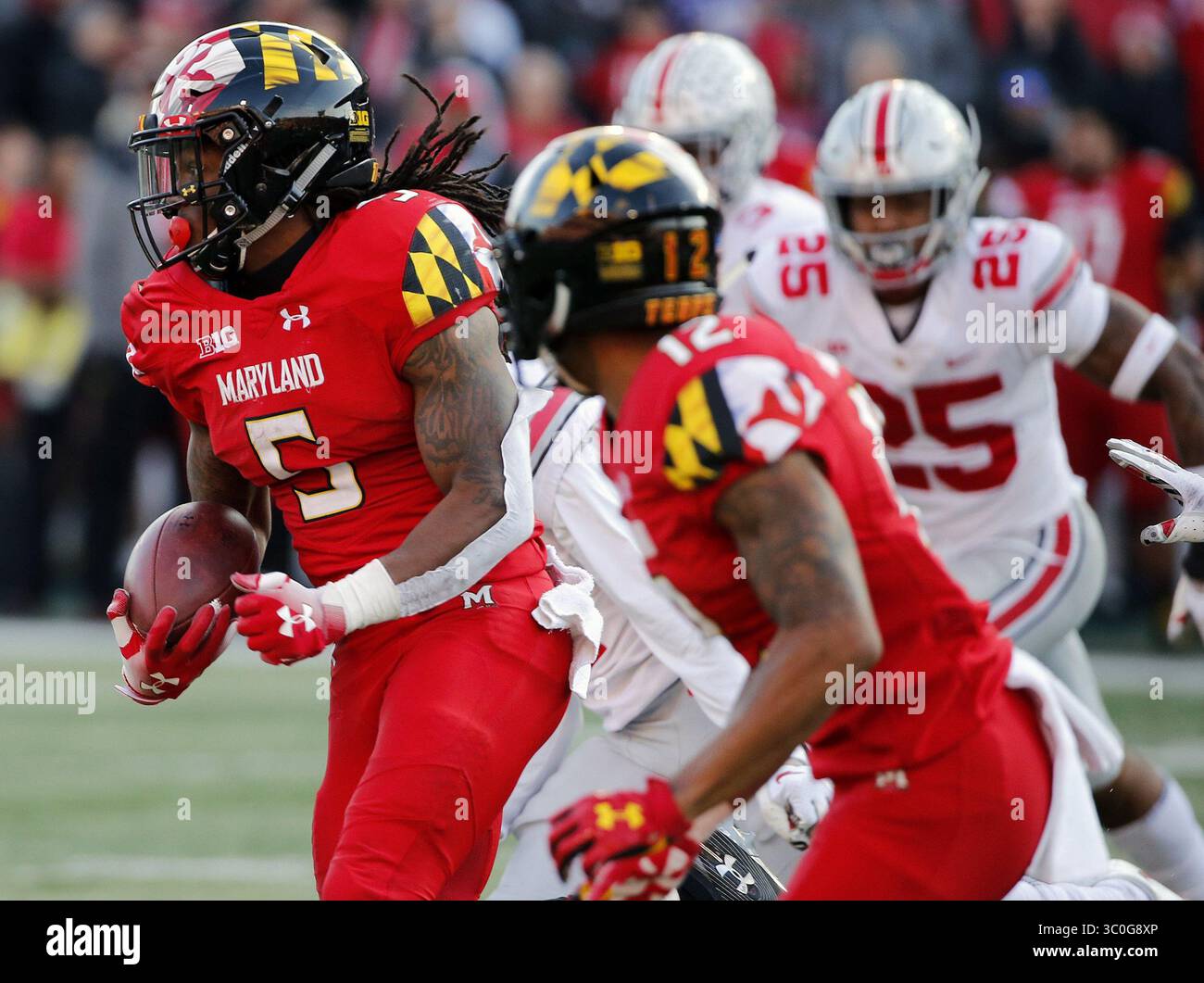 17 novembre 2018 - College Park, MD, USA - il running back del Maryland Anthony McFarland (5) porta la palla contro l'Ohio State durante il quarto quarto trimestre al Capital One Field al Maryland Stadium di College Park, MD, sabato 17 novembre 2018. Ohio State ha vinto 52-51, ai tempi supplementari. (Immagine di credito: © Kyle Robertson/Columbus Dispatch/TNS via cavo ZUMA) Foto Stock
