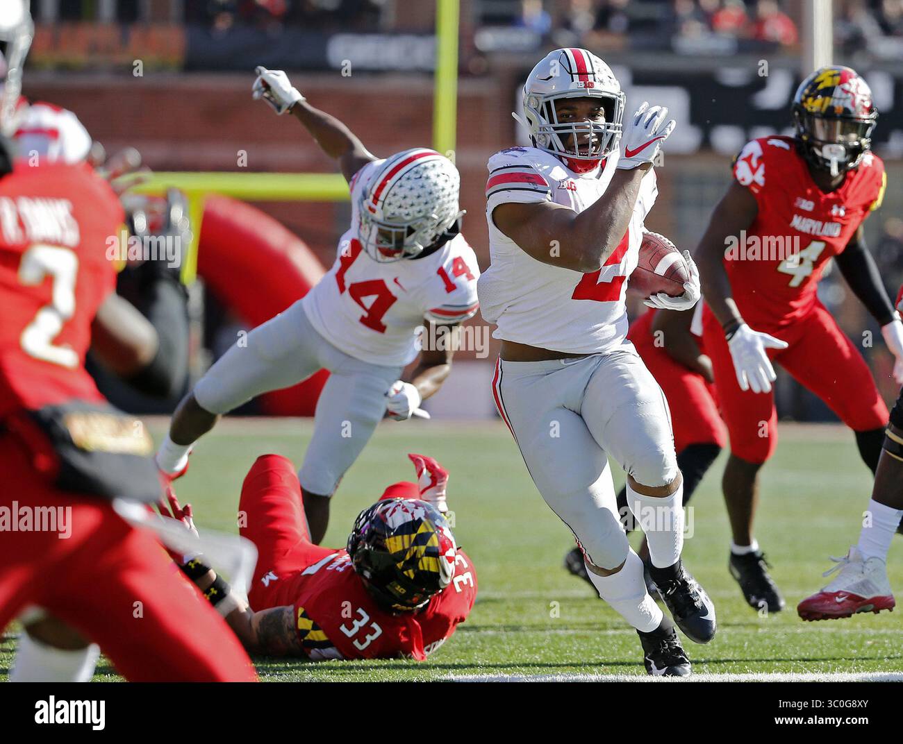 17 novembre 2018 - College Park, MD, USA - il running back dello stato dell'Ohio J.K. Dobbins (2) porta la palla contro il Maryland durante il secondo quarto al Capital One Field al Maryland Stadium di College Park, MD, sabato 17 novembre 2018. Ohio State ha vinto 52-51, ai tempi supplementari. (Immagine di credito: © Kyle Robertson/Columbus Dispatch/TNS via cavo ZUMA) Foto Stock