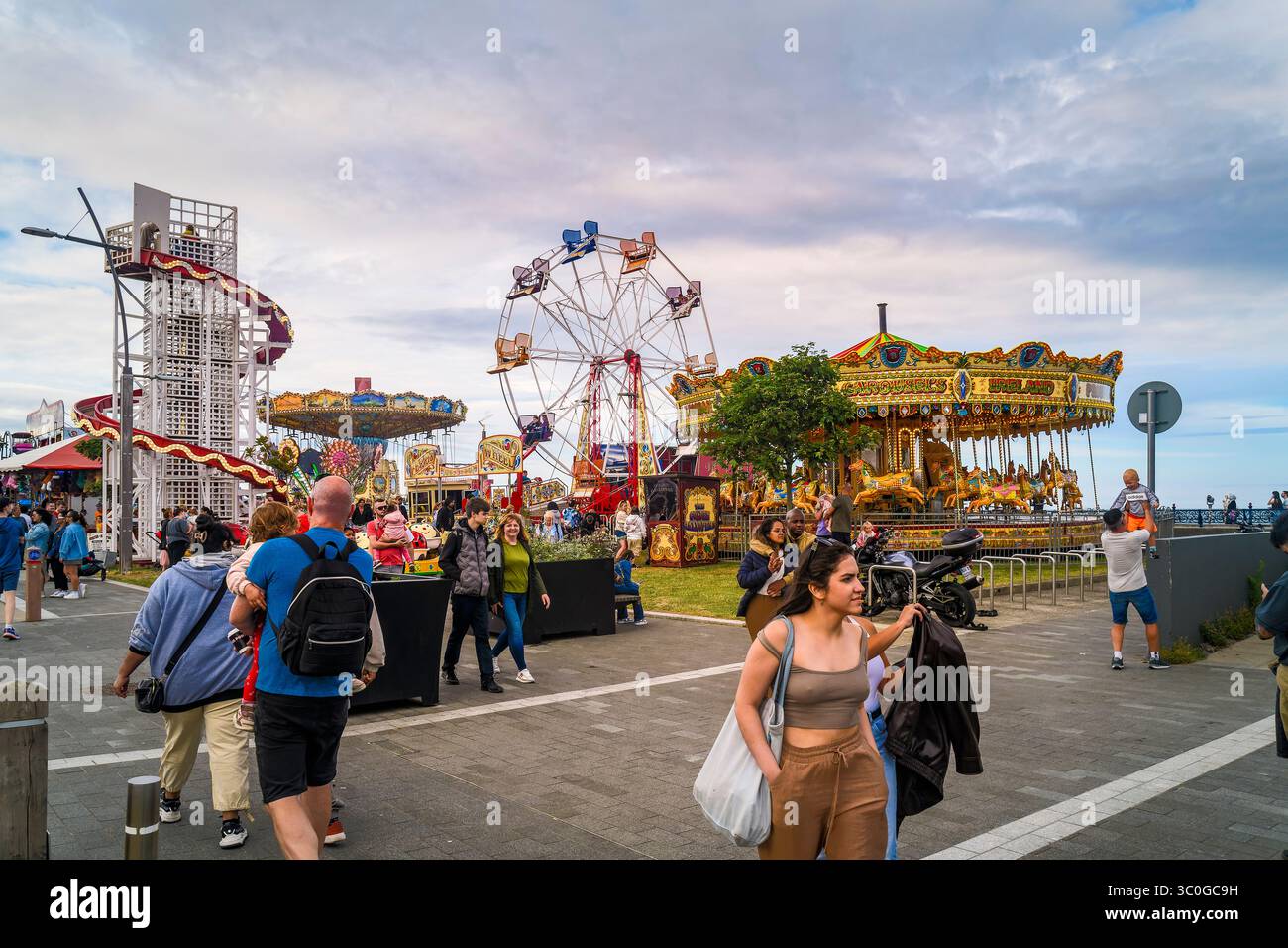 Giostre di Carnevale e famiglie si divertono sul lungomare del Bray Beach BBQ Festival con vista sul mare e atmosfera festosa - 19.07.2025 Foto Stock