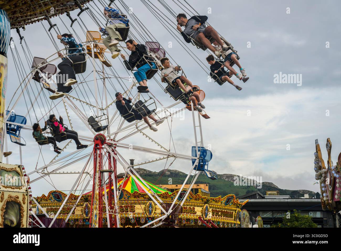 Fai un giro emozionante al Bray Beach BBQ Festival con i ciclisti che si alzano sopra il festival e le colline di Bray Head – 19.07.2025 Foto Stock