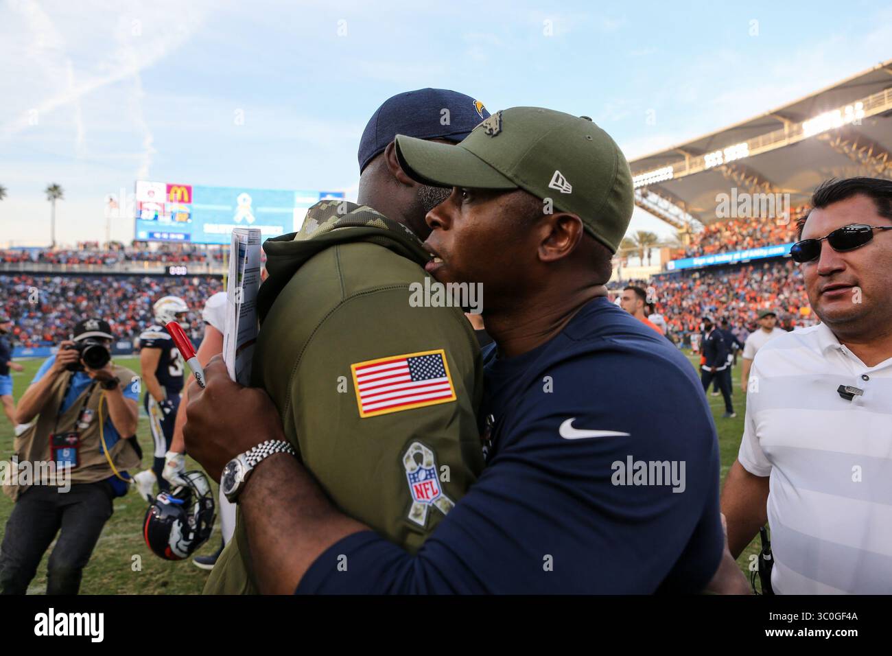 18 novembre 2018 Carson, CA...il capo-allenatore dei Denver Broncos Vance Joseph abbraccia il capo-allenatore dei Los Angeles Chargers Anthony Lynn dopo la NFL Denver Broncos vs Los Angeles Chargers allo Stubhub Center di Carson, CA il 18 novembre 2018 (foto di Jevone Moore) (immagine di credito: &Copy; Jevone Moore/CSM via ZUMA Wire) Foto Stock