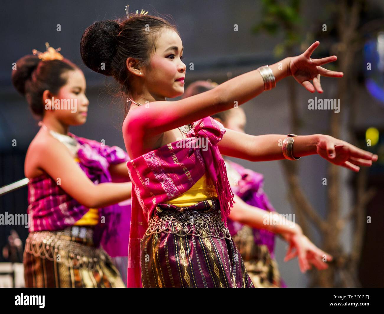 19 novembre 2018 - Bangkok, Bangkok, Thailandia - Una compagnia di danza tradizionale tailandese di una scuola locale si esibisce durante la fiera Loy Krathong lungo Klong (canale) ONG Ang a Bangkok. Questo è il primo evento pubblico lungo il canale. Le aziende che fiancheggiano il canale sono state sfrattate per circa due anni e i passaggi pedonali lungo il canale sono stati rinnovati. Il Loy Krathong si svolge la sera della luna piena del dodicesimo mese nel tradizionale calendario lunare tailandese. Nel calendario occidentale questo cade di solito a novembre. Loy significa "galleggiare", mentre krathong si riferisce al contenitore solitamente a forma di loto che galleggia o Foto Stock