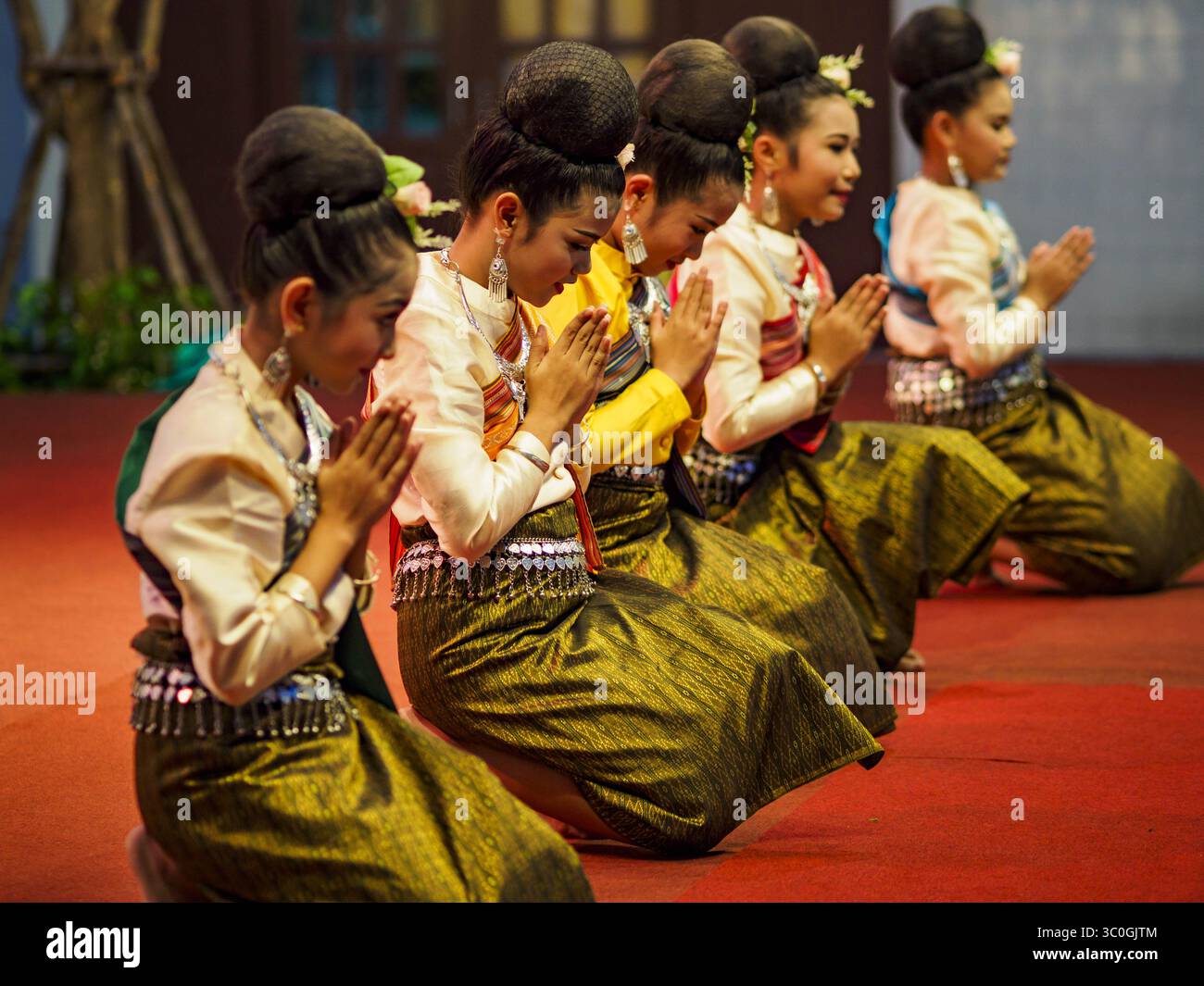 19 novembre 2018 - Bangkok, Bangkok, Thailandia - Una compagnia di danza tradizionale tailandese di una scuola locale si esibisce durante la fiera Loy Krathong lungo Klong (canale) ONG Ang a Bangkok. Questo è il primo evento pubblico lungo il canale. Le aziende che fiancheggiano il canale sono state sfrattate per circa due anni e i passaggi pedonali lungo il canale sono stati rinnovati. Il Loy Krathong si svolge la sera della luna piena del dodicesimo mese nel tradizionale calendario lunare tailandese. Nel calendario occidentale questo cade di solito a novembre. Loy significa "galleggiare", mentre krathong si riferisce al contenitore solitamente a forma di loto che galleggia o Foto Stock