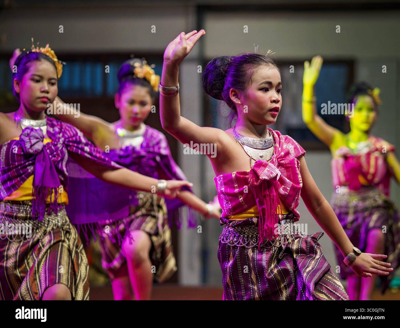 19 novembre 2018 - Bangkok, Bangkok, Thailandia - Una compagnia di danza tradizionale tailandese di una scuola locale si esibisce durante la fiera Loy Krathong lungo Klong (canale) ONG Ang a Bangkok. Questo è il primo evento pubblico lungo il canale. Le aziende che fiancheggiano il canale sono state sfrattate per circa due anni e i passaggi pedonali lungo il canale sono stati rinnovati. Il Loy Krathong si svolge la sera della luna piena del dodicesimo mese nel tradizionale calendario lunare tailandese. Nel calendario occidentale questo cade di solito a novembre. Loy significa "galleggiare", mentre krathong si riferisce al contenitore solitamente a forma di loto che galleggia o Foto Stock