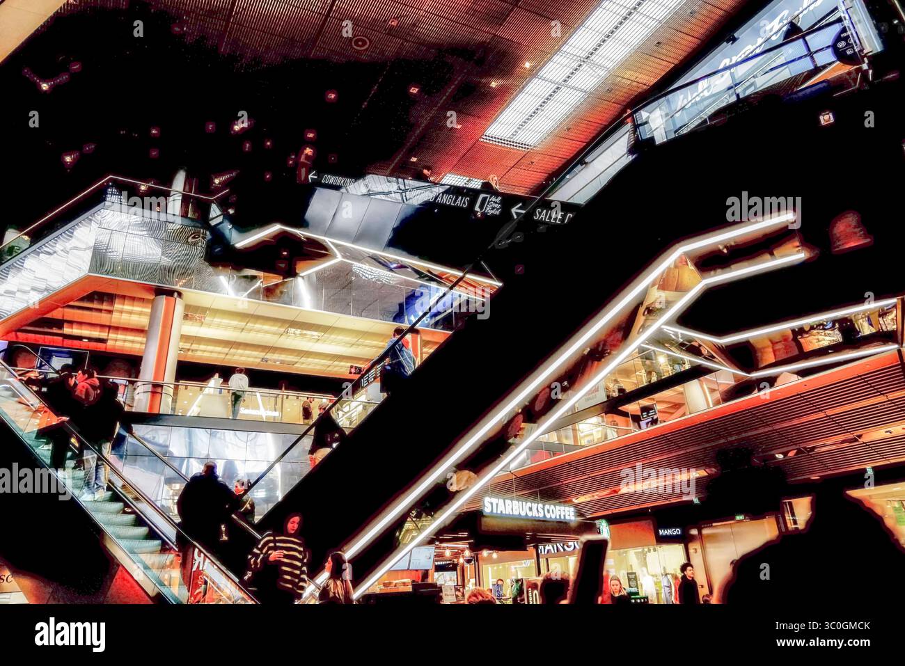 Modernes Einkaufszentrum Euralille a Lille 20230331am820 centro commerciale Euralille nella città di Lille Atmosphäre, Beleuchtung, Boutique, CafÃ , City, design, Dekoration, Einzelhandelsfläche, Erlebnis, Einkauf, Einkaufszentrum, Fashion, Fußgänger, gastronomia, Geschäft, Innenraum, Kundschaft, Passage, Rolltreppe, negozi, shopping, Supermarkt, Zentrum, architektonisch, beleuchtet, elegant, geräumig, klimatisiert, modern, praktisch, trendig, urban, zentral, zeitgemäß, anbieten, ansehen, anschauen, auswählen, besuchen, bummeln, einkaufen, entdecken, entspannen, genießen, inspirrieren, kaufen, konsu Foto Stock