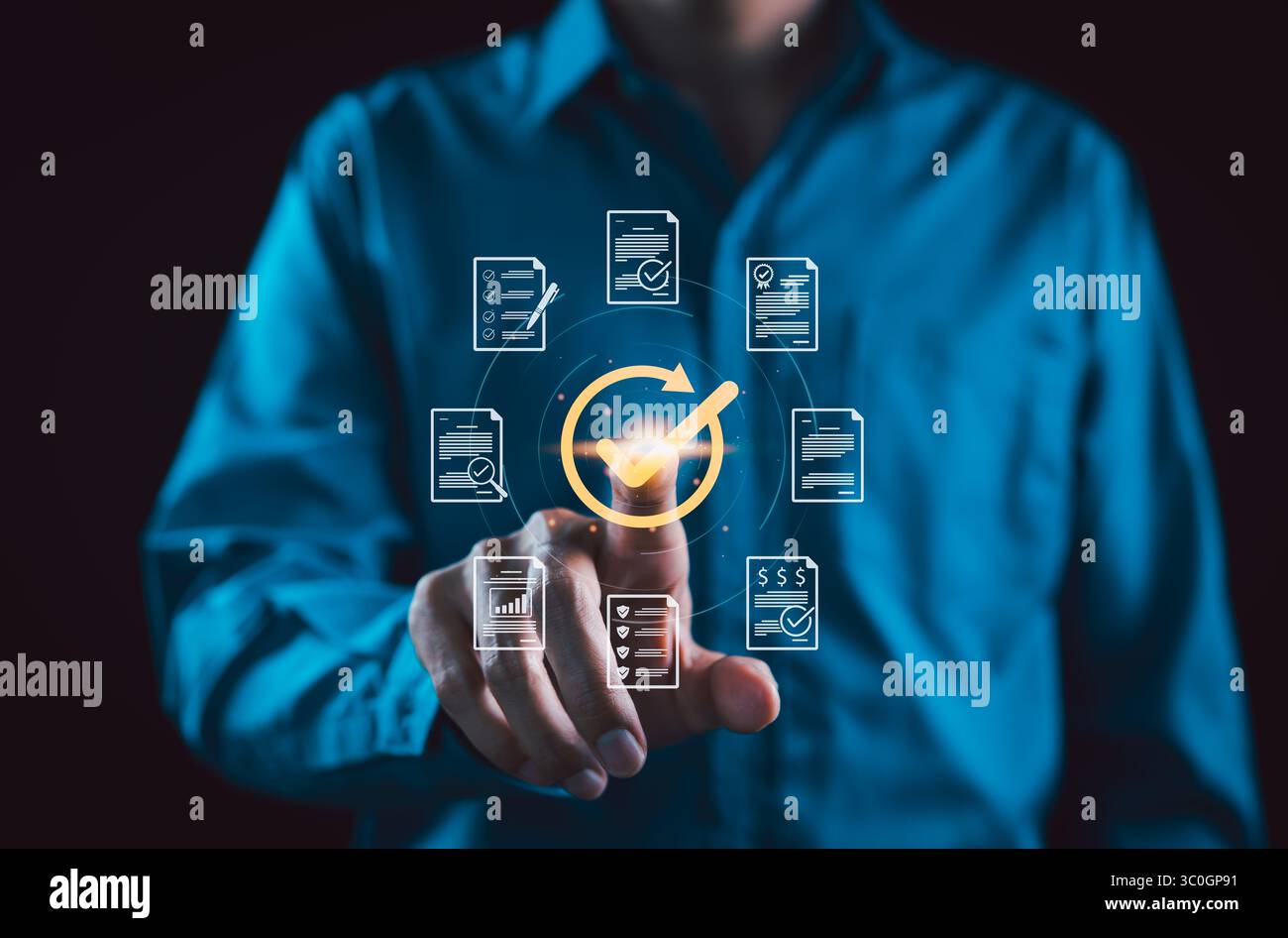 Uomo d'affari che tocca le icone che rappresentano la verifica dei documenti, il controllo di qualità e la garanzia della certificazione. Concetto di standard ISO, conformità Foto Stock