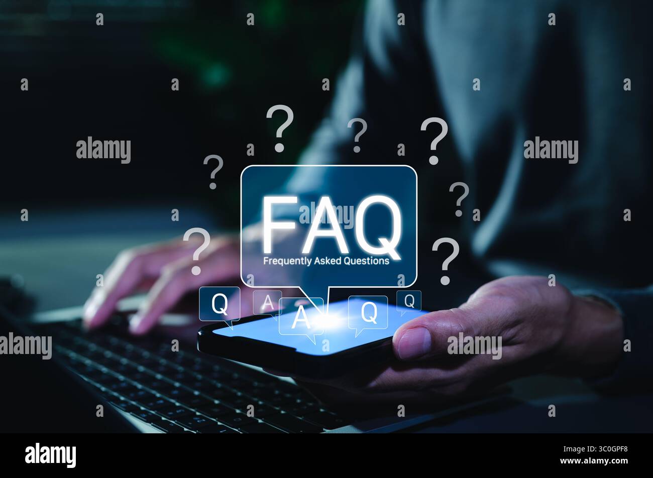 FAQ domande frequenti concetto digitale. Uomo con smartphone e icona delle domande frequenti luminosa sopra lo schermo, che simboleggia le domande frequenti digitali Foto Stock