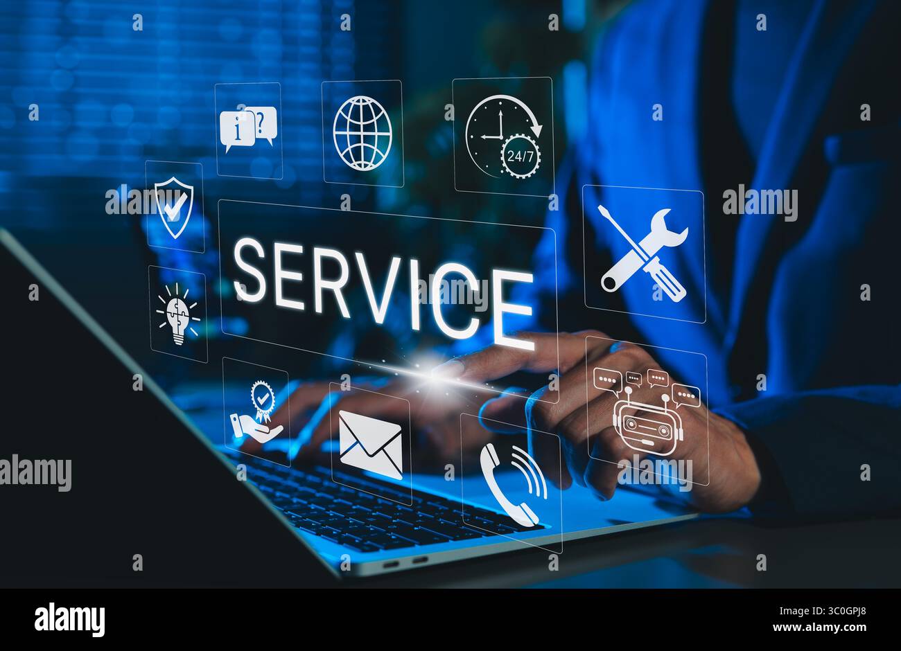 Concetto di supporto tecnico e assistenza clienti. Persona d'affari che utilizza un notebook con icone di servizio che rappresentano l'assistenza clienti, l'assistenza, Foto Stock