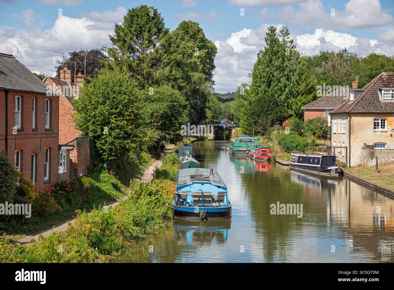 Imbarcazioni a narrowboat sul canale Kennet e Avon, Hungerford, Berkshire, Inghilterra, Regno Unito, Europa Foto Stock