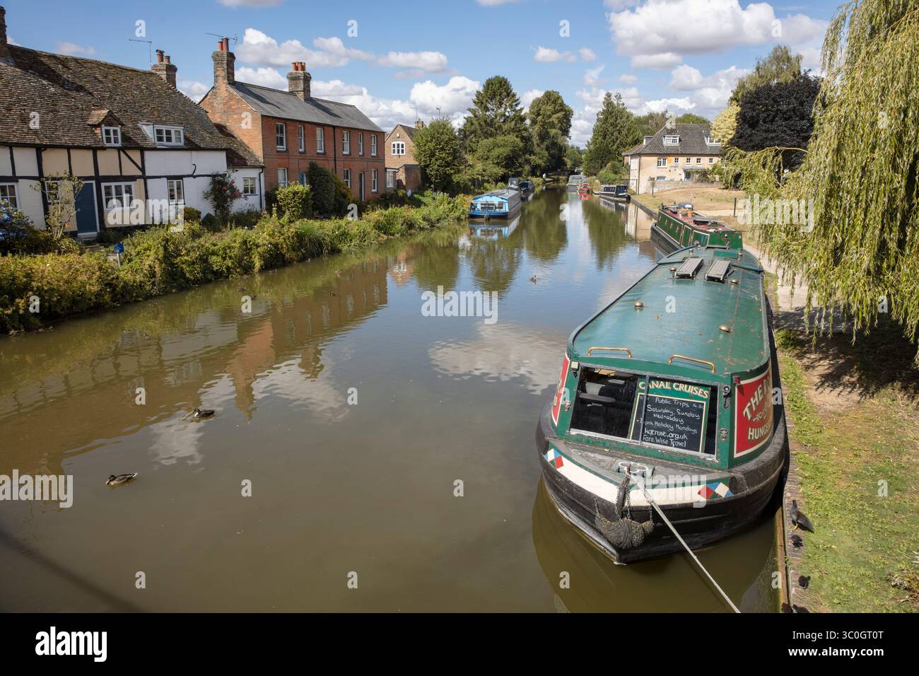 Imbarcazioni a narrowboat sul canale Kennet e Avon, Hungerford, Berkshire, Inghilterra, Regno Unito, Europa Foto Stock