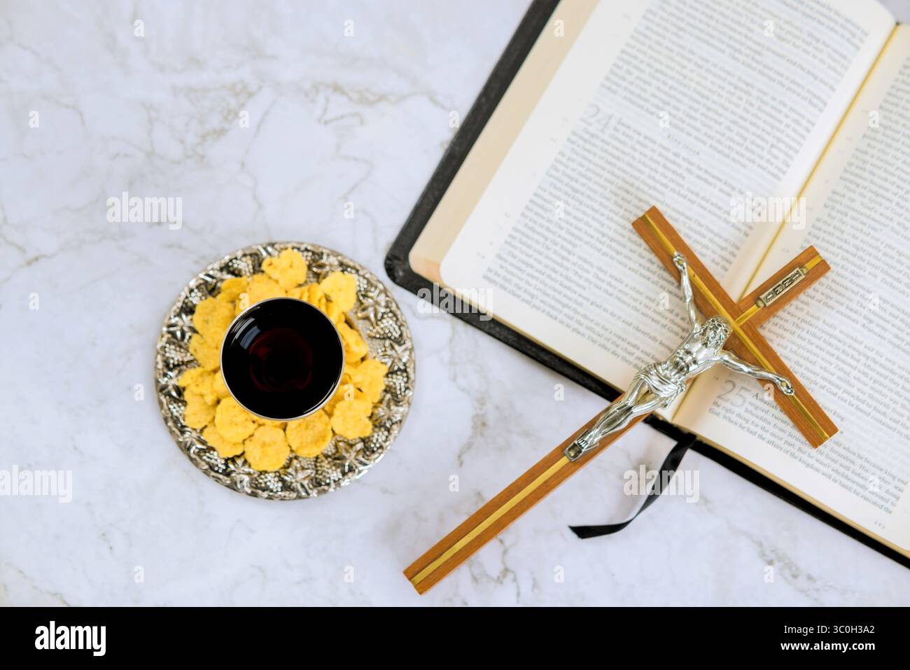 24 aprile 2025 Washington DC US tavolo organizzato per la cerimonia religiosa con pane, vino, crocifisso, una Bibbia aperta su superficie di marmo. Foto Stock