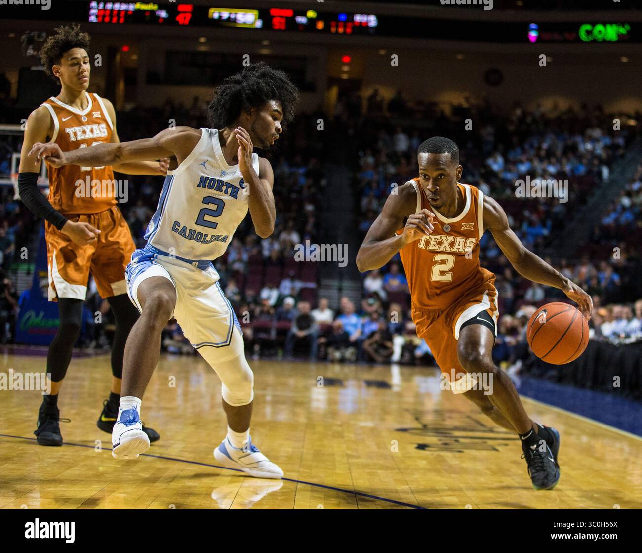 22 novembre 2018 Las Vegas, NV U.S.A., la guardia del Texas Matt Coleman III (2) guida fino al cerchio durante la NCAA Men's Basketball Continental Tire Las Vegas Invitational tra North Carolina Tar heels e Texas Longhorns 92-89 vinta all'Orleans Arena di Las Vegas, NV. Thurman James / CSM(immagine di credito: &Copy; Thurman James/CSM tramite cavo ZUMA) Foto Stock