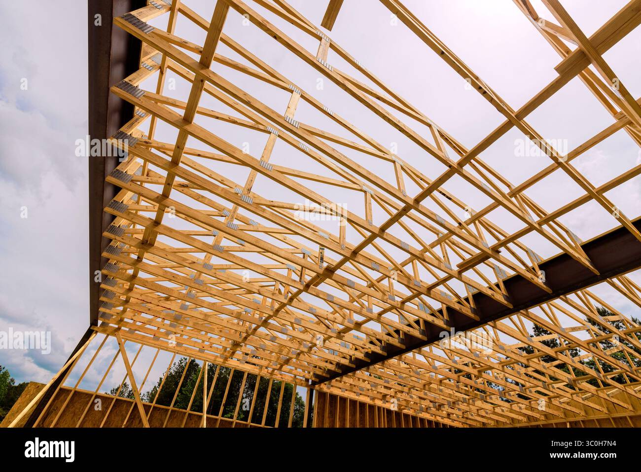 Gli operai edili hanno costruito travi in legno per strutture a capriate nel quartiere periferico Foto Stock
