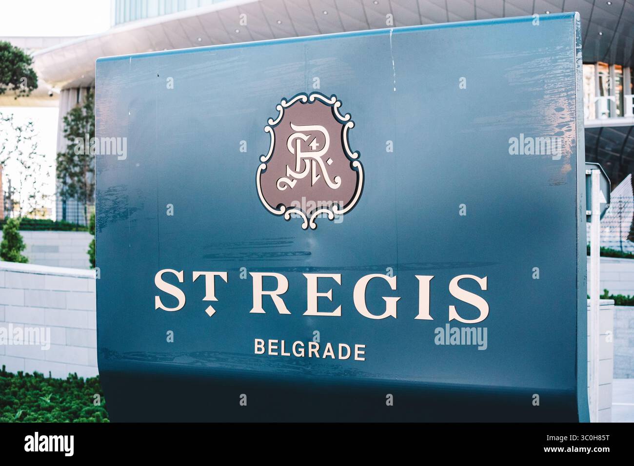1° giugno 2025, Belgrado, Serbia: Vista ravvicinata di un cartello dell'hotel St. Regis Belgrado che mostra il logo e la posizione del marchio di lusso Foto Stock