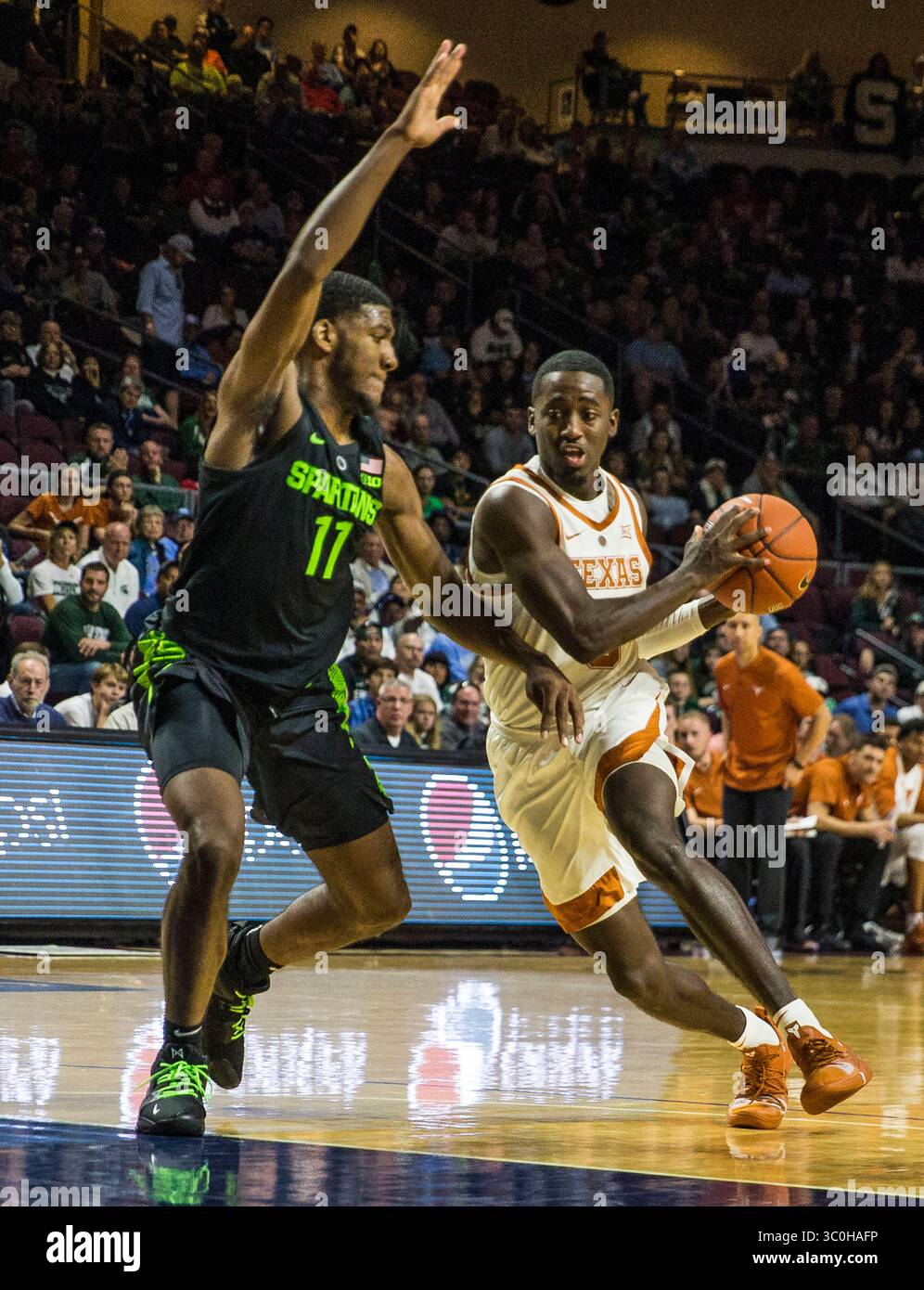 23 novembre 2018 Las Vegas, NV U.S.A., la guardia del Texas Courtney Ramey (3) guida fino al cerchio durante la NCAA Men's Basketball Continental Tire Las Vegas Invitational tra Texas Longhorns e i Michigan State Spartans 68-78 persi all'Orleans Arena di Las Vegas, NV. Thurman James / CSM(immagine di credito: &Copy; Thurman James/CSM tramite cavo ZUMA) Foto Stock