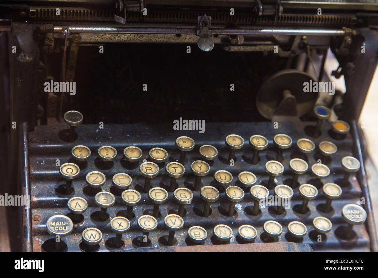 Macchina da scrivere nera vintage con lettere latine da vicino. Foto Stock