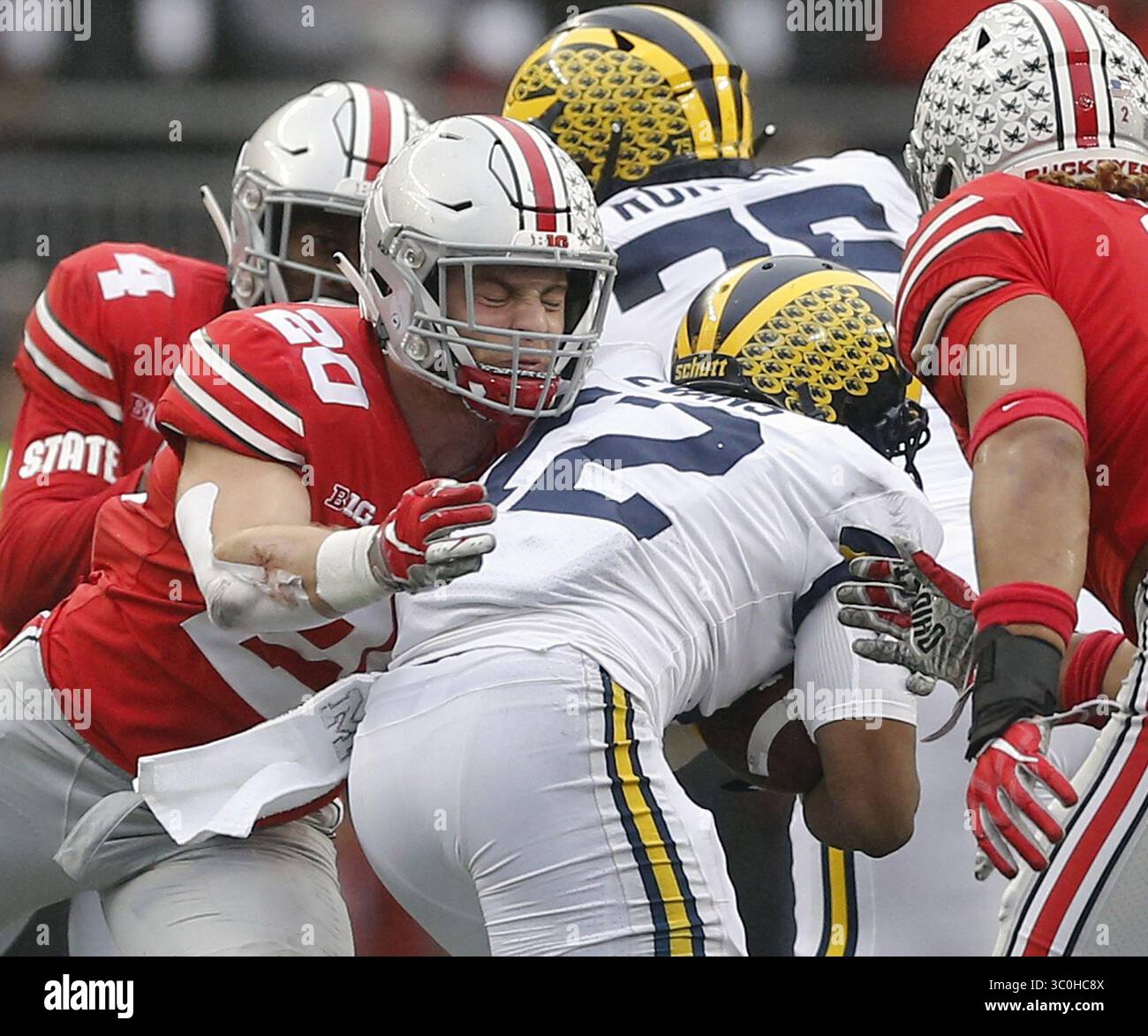 24 novembre 2018 - Columbus, Ohio, Stati Uniti - il linebacker dell'Ohio State PETE WERNER (20) affronta il running back del Michigan CHRIS EVANS (12) nel secondo quarto dell'azione di football NCAA all'Ohio Stadium. Ohio State Won, 62-39. (Immagine di credito: © Kyle Robertson/Columbus Dispatch/TNS via cavo ZUMA) Foto Stock
