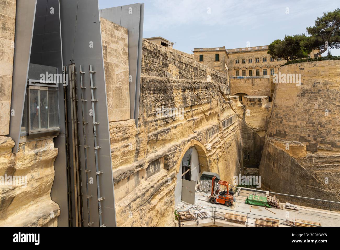 La Valletta, Malta - 21 giugno 2021: Barrakka Lift Structure con mura di fortificazione esposte e cantiere sottostante. Foto Stock