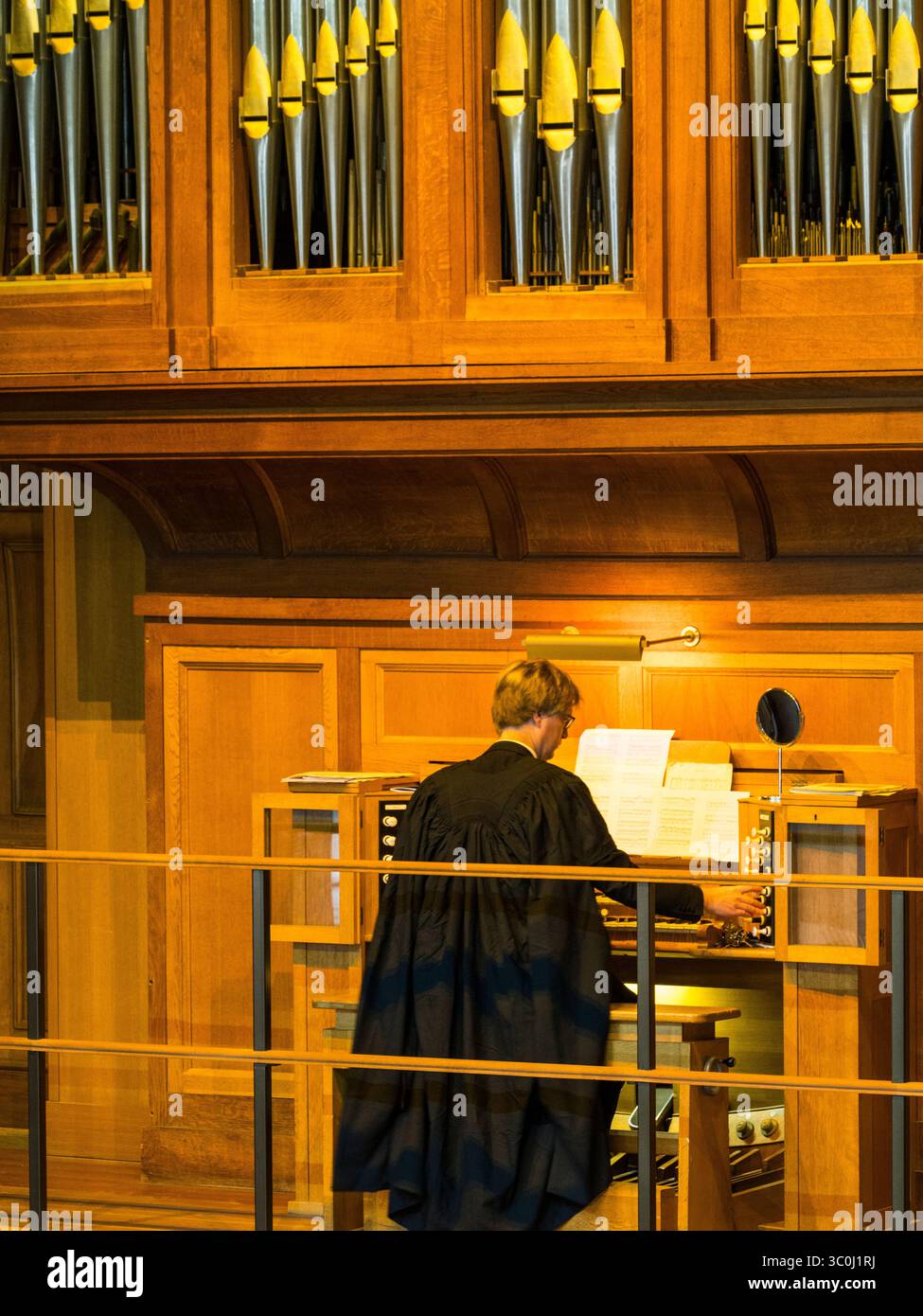 Suonatore d'organo, cerimonia di laurea, Younger Hall, University of St Andrews fondata nel 1413, St Andrews, Fife, Scozia, Regno Unito, GB. Foto Stock