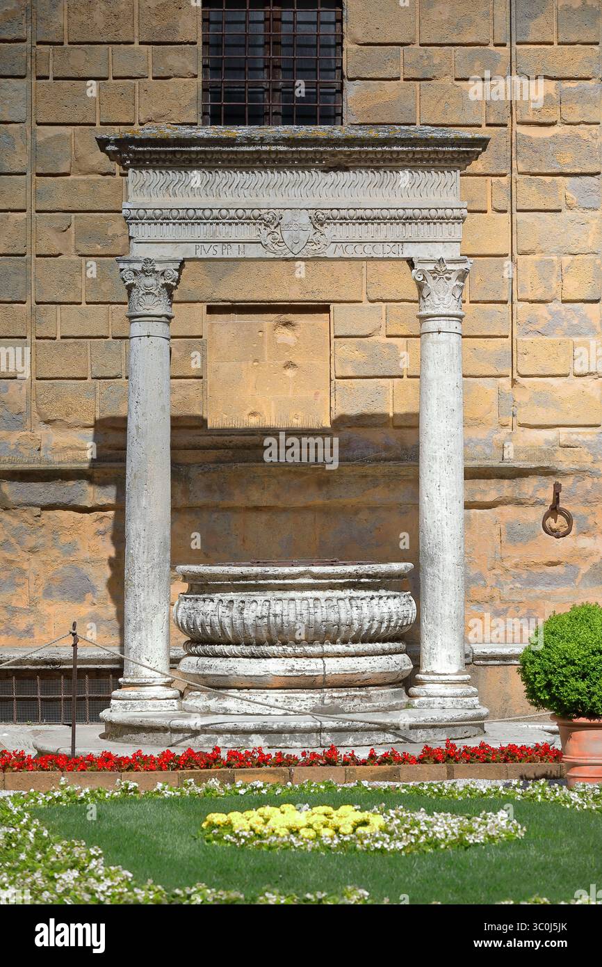 105 Pozzo dei Cani-Pozzo dei cani del 1462 in Piazza Pio II, accanto alla facciata est di Palazzo Piccolomini. Pienza-Siena prov.-Toscana-Italia. Foto Stock