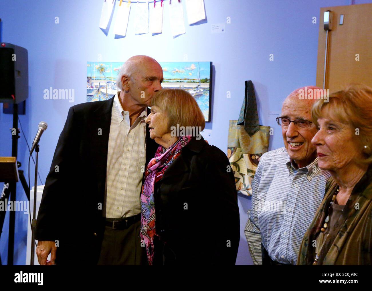 29 novembre 2018 - Dunedin, Florida, Stati Uniti - DOUGLAS R. CLIFFORD | Times.benefattore David Bilheimer, lasciato, grazie Syd Entel, fondatore e donatore del Dunedin fine Art Center, durante il programma di giovedì (11/29/18) per nominare (e svelare) ufficialmente Nancy e David Bilheimer West Wing del centro. La cerimonia ha onorato i donatori, spinti dalla loro donazione di 2 milioni di dollari per aiutare a finanziare l'espansione e il rinnovamento del centro. Sulla destra ci sono la dottoressa Irwin Entel e Nancy Bilheimer. (Immagine di credito: © Douglas R. Clifford/Tampa Bay Times via cavo ZUMA) Foto Stock