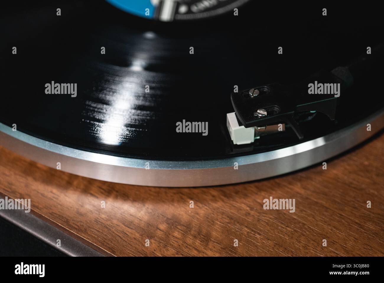 L'ago del lettore di dischi in vinile poggia su un giradischi girevole. Foto Stock