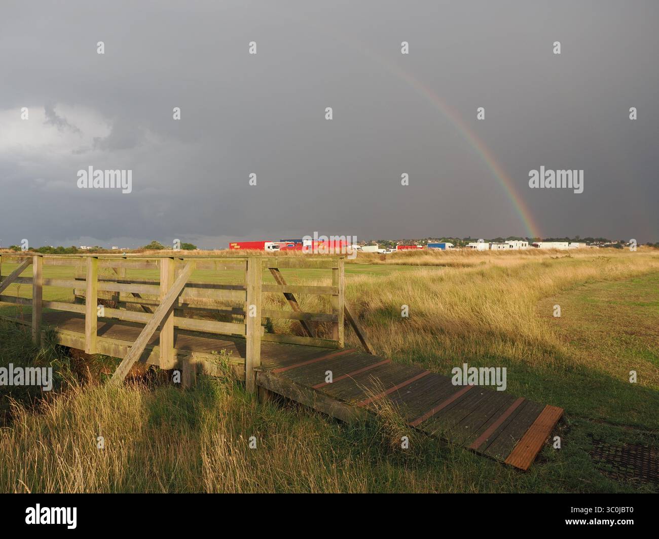 Sheerness, Kent, Regno Unito. 21 luglio 2025. Meteo nel Regno Unito: arcobaleno durante una tempesta a Sheerness, Kent. Crediti: James Bell/Alamy Live News Foto Stock