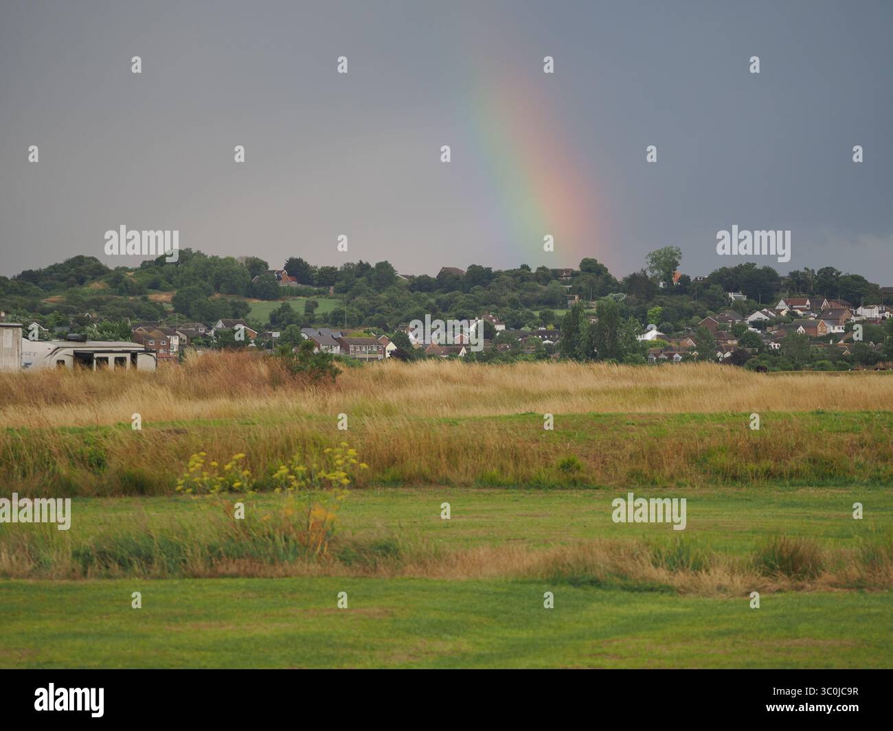Sheerness, Kent, Regno Unito. 21 luglio 2025. Meteo nel Regno Unito: arcobaleno durante una tempesta a Sheerness, Kent. Crediti: James Bell/Alamy Live News Foto Stock