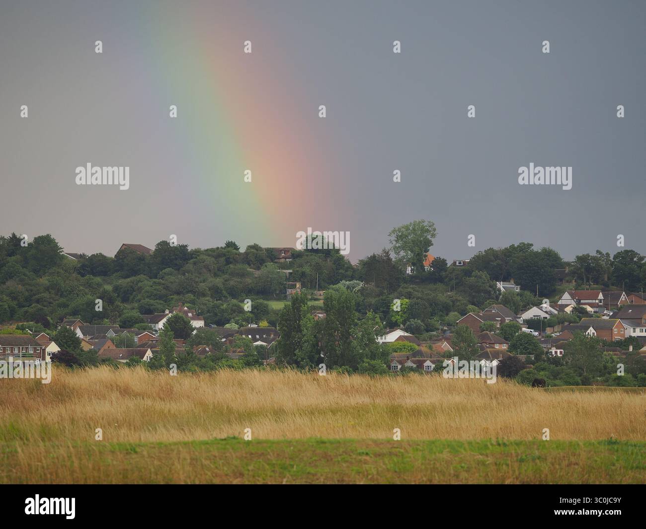 Sheerness, Kent, Regno Unito. 21 luglio 2025. Meteo nel Regno Unito: arcobaleno durante una tempesta a Sheerness, Kent. Crediti: James Bell/Alamy Live News Foto Stock
