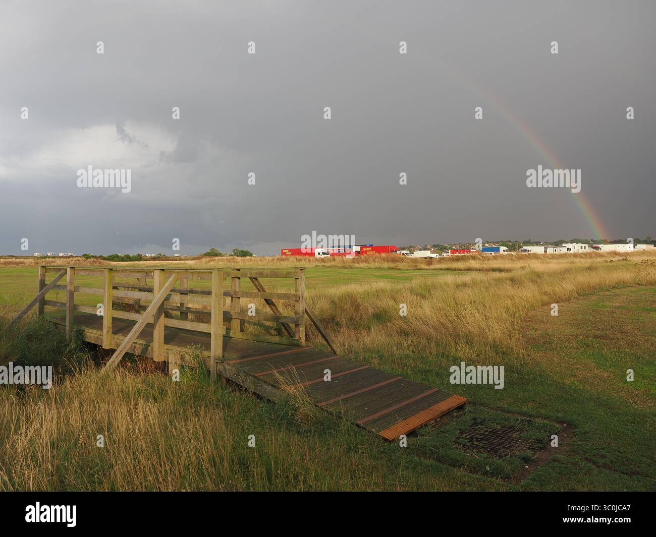Sheerness, Kent, Regno Unito. 21 luglio 2025. Meteo nel Regno Unito: arcobaleno durante una tempesta a Sheerness, Kent. Crediti: James Bell/Alamy Live News Foto Stock