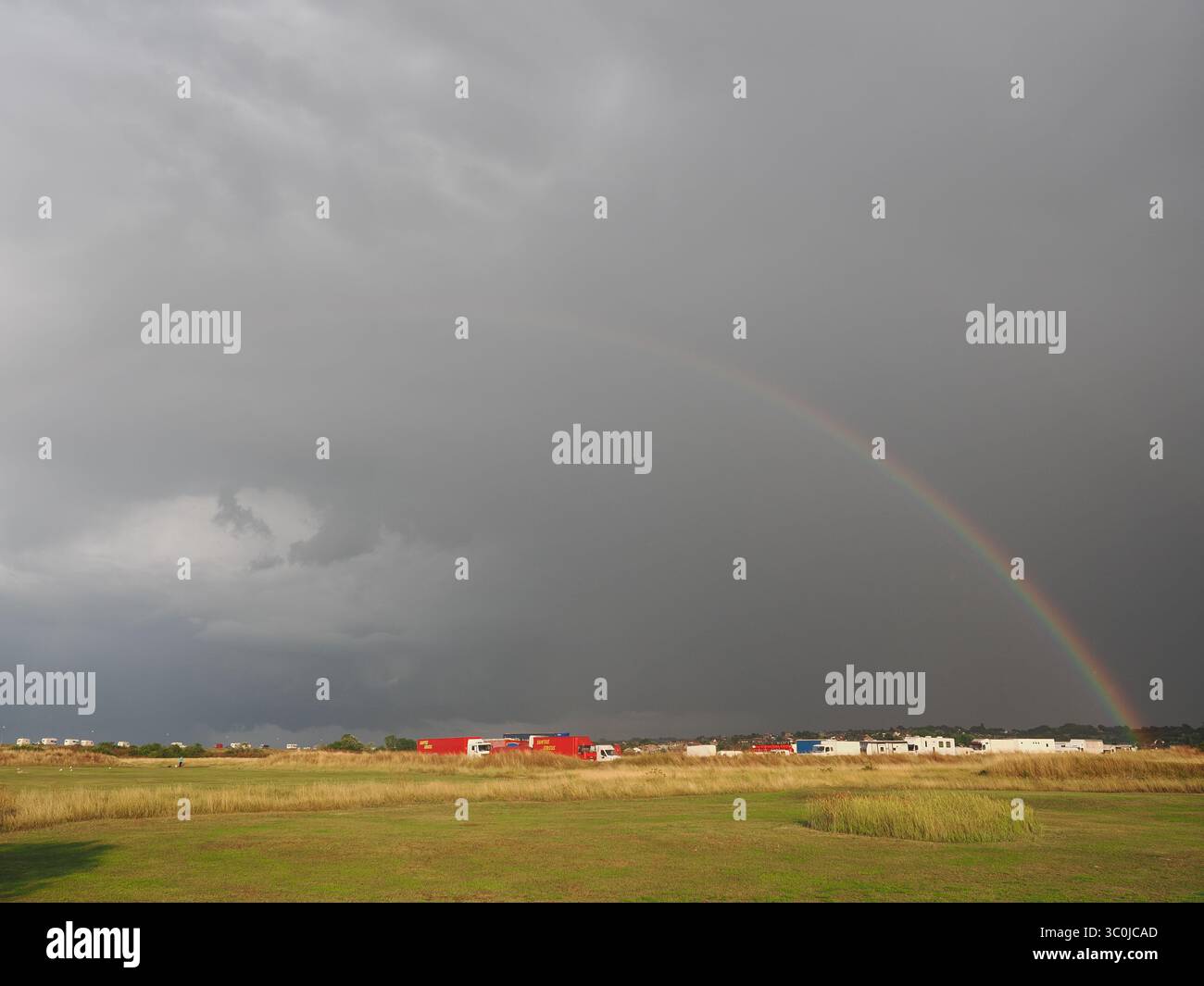 Sheerness, Kent, Regno Unito. 21 luglio 2025. Meteo nel Regno Unito: arcobaleno durante una tempesta a Sheerness, Kent. Crediti: James Bell/Alamy Live News Foto Stock