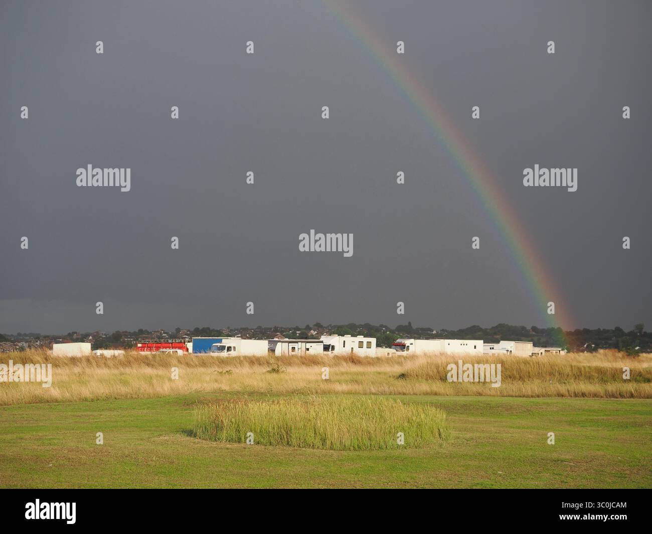 Sheerness, Kent, Regno Unito. 21 luglio 2025. Meteo nel Regno Unito: arcobaleno durante una tempesta a Sheerness, Kent. Crediti: James Bell/Alamy Live News Foto Stock