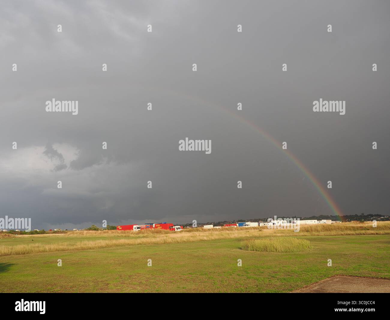 Sheerness, Kent, Regno Unito. 21 luglio 2025. Meteo nel Regno Unito: arcobaleno durante una tempesta a Sheerness, Kent. Crediti: James Bell/Alamy Live News Foto Stock