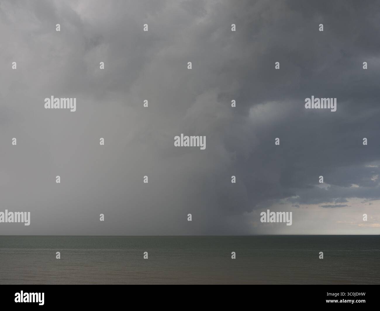 Sheerness, Kent, Regno Unito. 21 luglio 2025. Meteo nel Regno Unito: Nuvole di tempesta a Sheerness, Kent. Crediti: James Bell/Alamy Live News Foto Stock