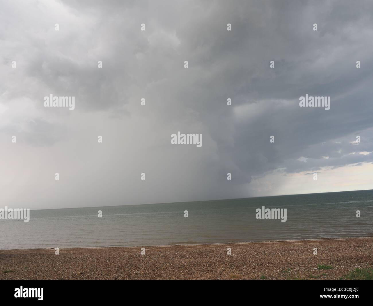 Sheerness, Kent, Regno Unito. 21 luglio 2025. Meteo nel Regno Unito: Nuvole di tempesta a Sheerness, Kent. Crediti: James Bell/Alamy Live News Foto Stock