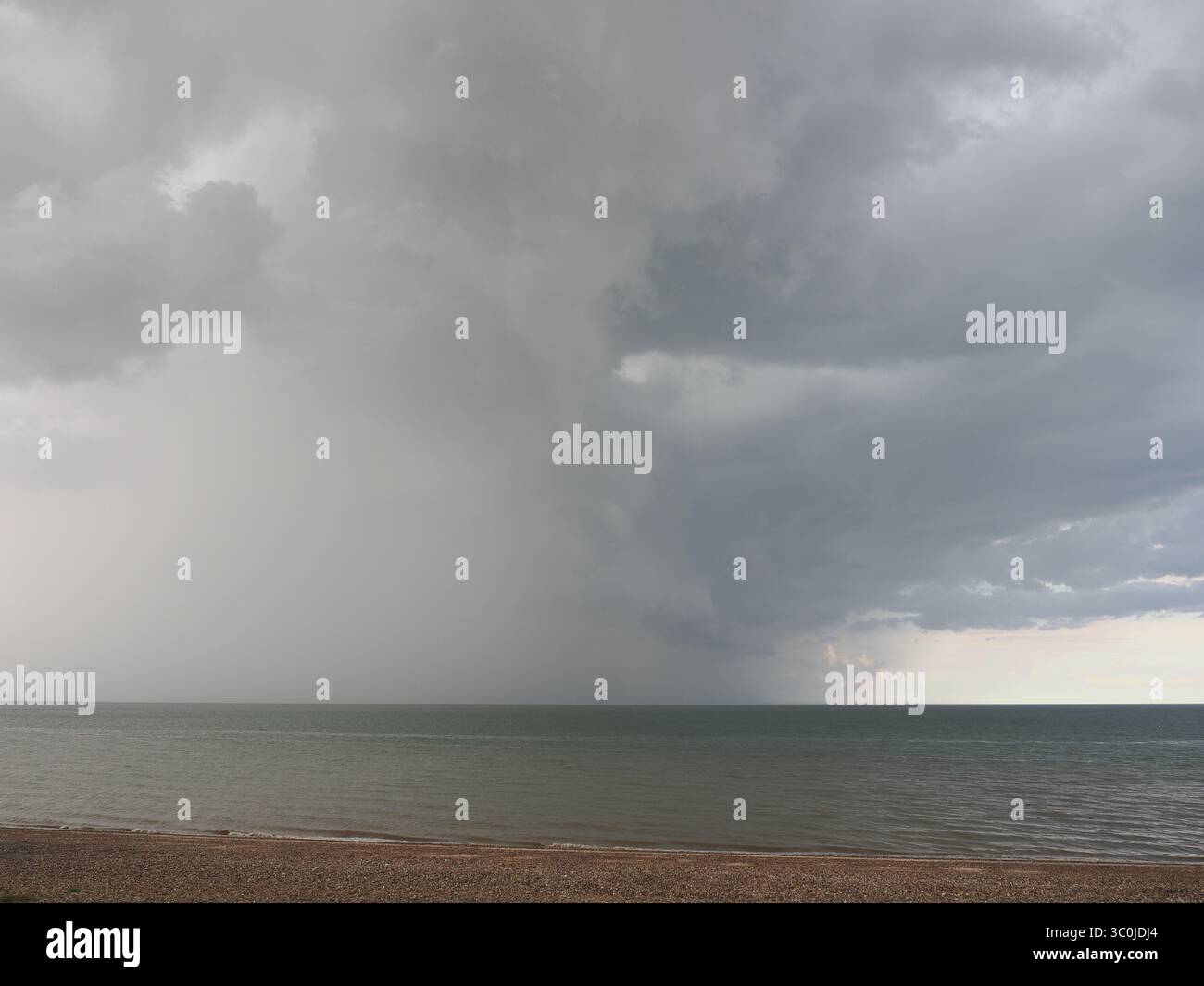 Sheerness, Kent, Regno Unito. 21 luglio 2025. Meteo nel Regno Unito: Nuvole di tempesta a Sheerness, Kent. Crediti: James Bell/Alamy Live News Foto Stock
