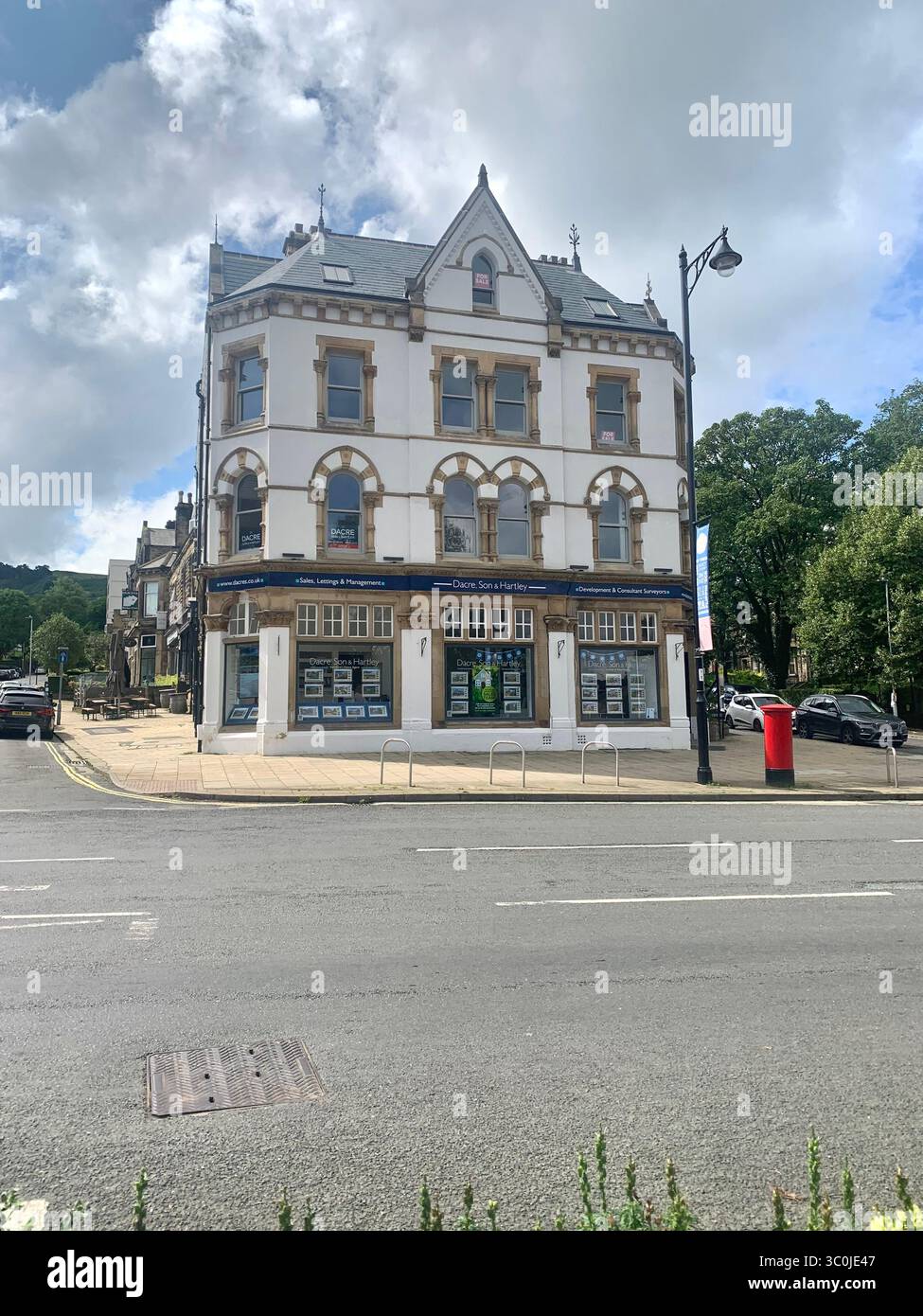 Ilkley Yorkshire stazione ferroviaria binario binario binario binario binario biglietteria cartelli vecchio stile tipo North People walking catch the train chair UK - Immagine stock catturata con smartphone