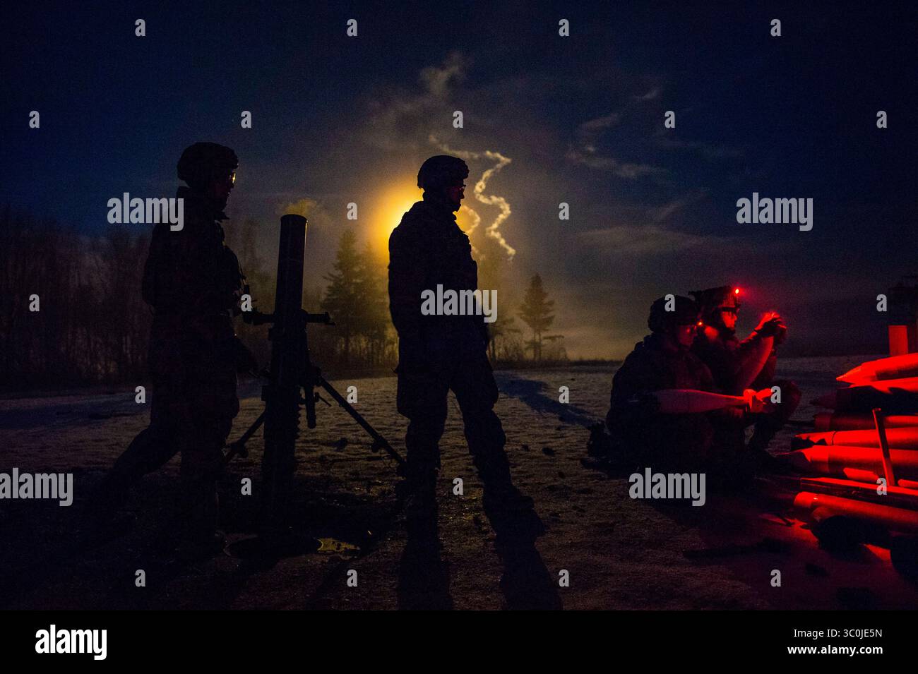 19 novembre 2018 - Joint base Elmendorf-Richardson, Alaska, Stati Uniti - fanteria a fuoco indiretto dell'esercito assegnato alla compagnia Apache, 1st Battalion, 501st Parachute Infantry Regiment, 4th Infantry Brigade Combat Team (Airborne), 25th Infantry Division, U.S. Army Alaska, preparano colpi di illuminazione da 120 mm durante una pausa in addestramento al fuoco vivo presso Joint base Elmendorf-Richardson, Alaska, novembre. 19, 2018. Durante l'addestramento a fuoco vivo, i paracadutisti hanno affinato il loro equipaggio servendo le abilità delle armi conducendo missioni di fuoco di notte utilizzando i sistemi mortai M252 81 mm e M121 120 mm. (Immagine di credito: © U.S. Foto Stock