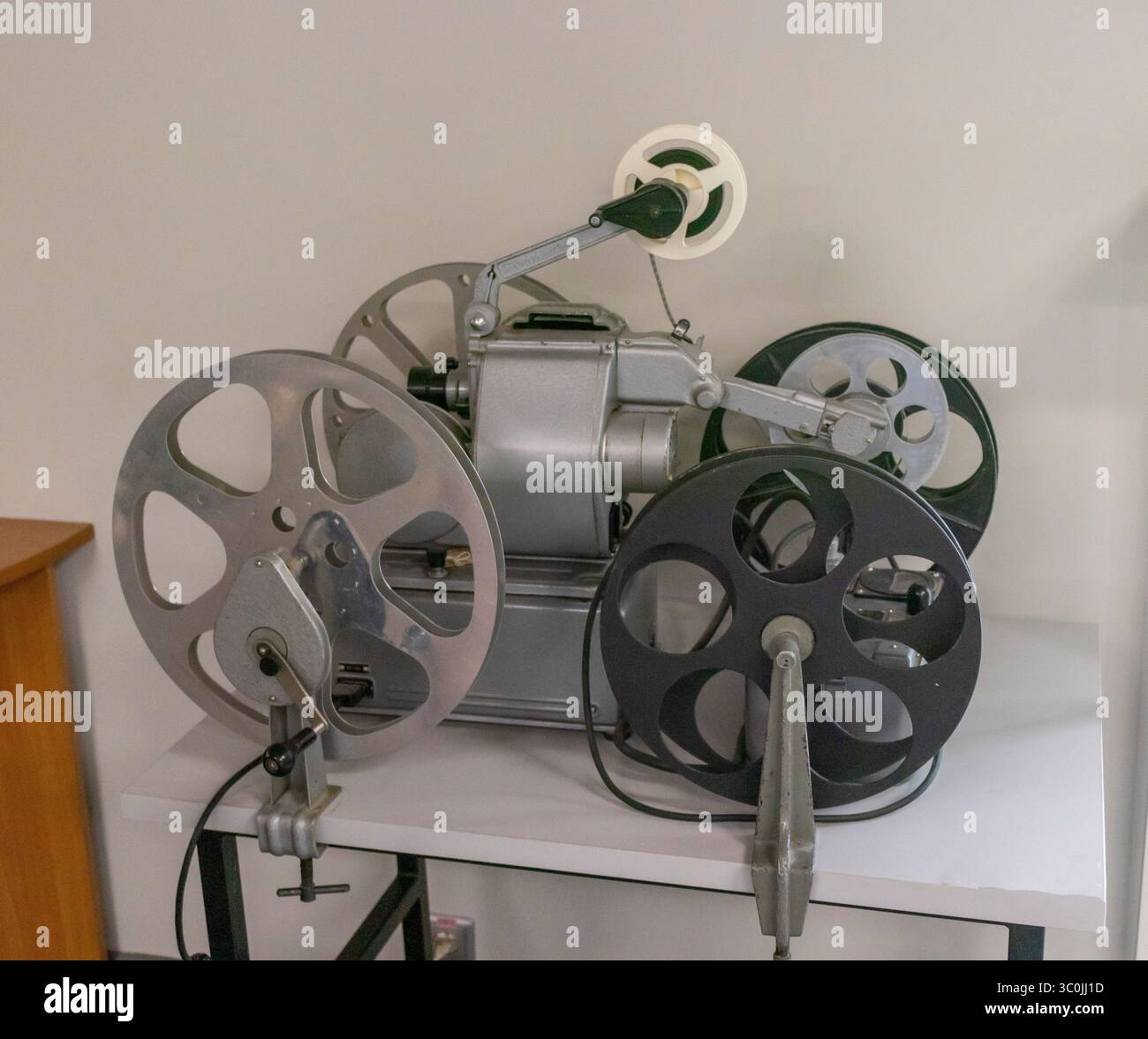 Ripresa del vecchio proiettore cinematografico vintage, obsoleto Foto Stock