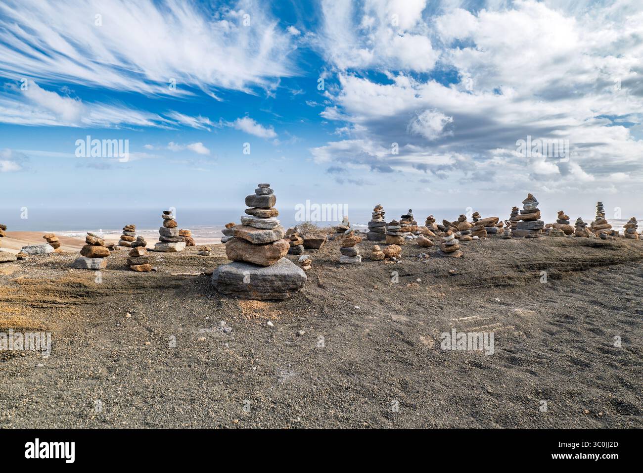 Figure di pietra astratte impilate con cura a Las Grietas, Lanzarote. Queste formazioni rocciose bilanciate contrastano con l'aspro paesaggio vulcanico Foto Stock