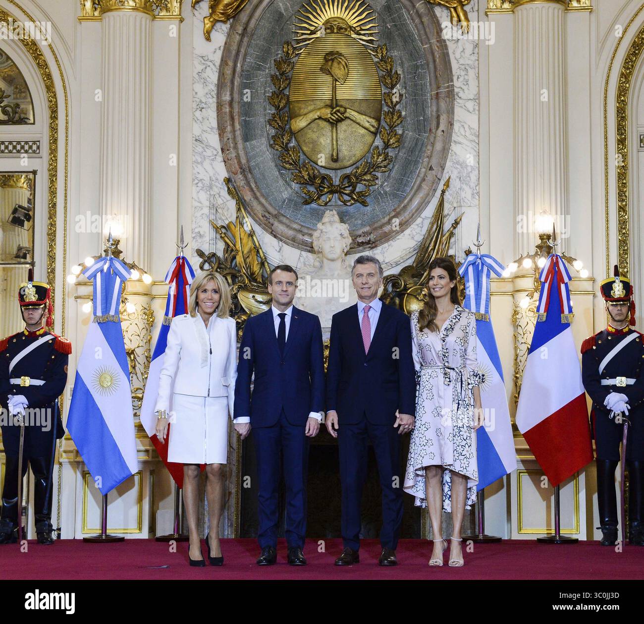 29 novembre 2018 - Buenos Aires, Argentina - il presidente argentino Mauricio Macri, la First Lady Juliana Awada, a destra, sta con il presidente francese Emmanuel Macron e la First Lady Brigitte Macron, a sinistra, alla Casa Rosada il 29 novembre 2018 a Buenos Aires, Argentina. (Immagine di credito: © G20 Argentina via cavo ZUMA) Foto Stock