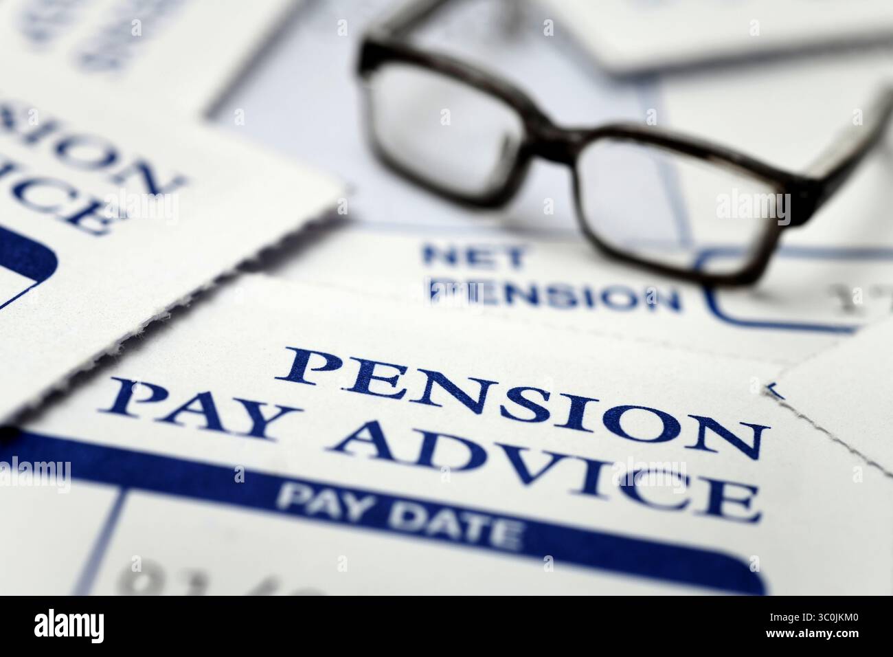 CONSULENZA SULLA RETRIBUZIONE PENSIONISTICA CON OCCHIALI RI PENSIONI PENSIONATI RISPARMIO PENSIONE ETC UK Foto Stock