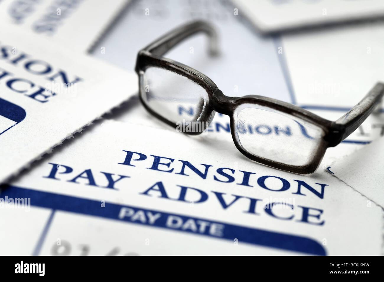 CONSULENZA SULLA RETRIBUZIONE PENSIONISTICA CON OCCHIALI RI PENSIONI PENSIONATI RISPARMIO PENSIONE ETC UK Foto Stock