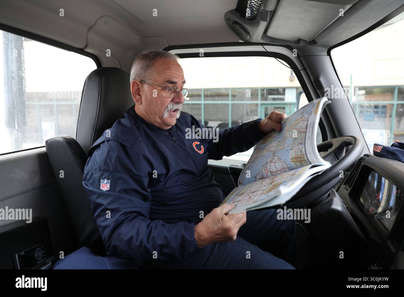 22 novembre 2018 - Detroit, mi, Stati Uniti - Ken Miller guarda un atlas stradale in attesa fuori dal Ford Field di consegnare le attrezzature dei Chicago Bears mercoledì 21 novembre 2018, a Detroit, Mich. (immagine di credito: © John J. Kim/Chicago Tribune/TNS via ZUMA Wire) Foto Stock