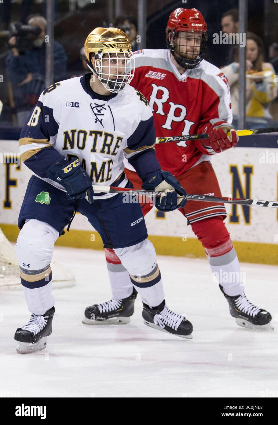 30 novembre 2018: L'attaccante di Notre Dame Graham Slaggert (18) e il difensore dell'RPI TJÊSamec (3) durante l'azione NCAA Hockey tra i Notre Dame Fighting Irish e gli RPI Engineers alla Compton Family Ice Arena di South Bend, Indiana. Notre Dame ha sconfitto RPI 5-1. John Mersits/CSM(immagine di credito: &Copy; John Mersits/CSM tramite cavo ZUMA) Foto Stock