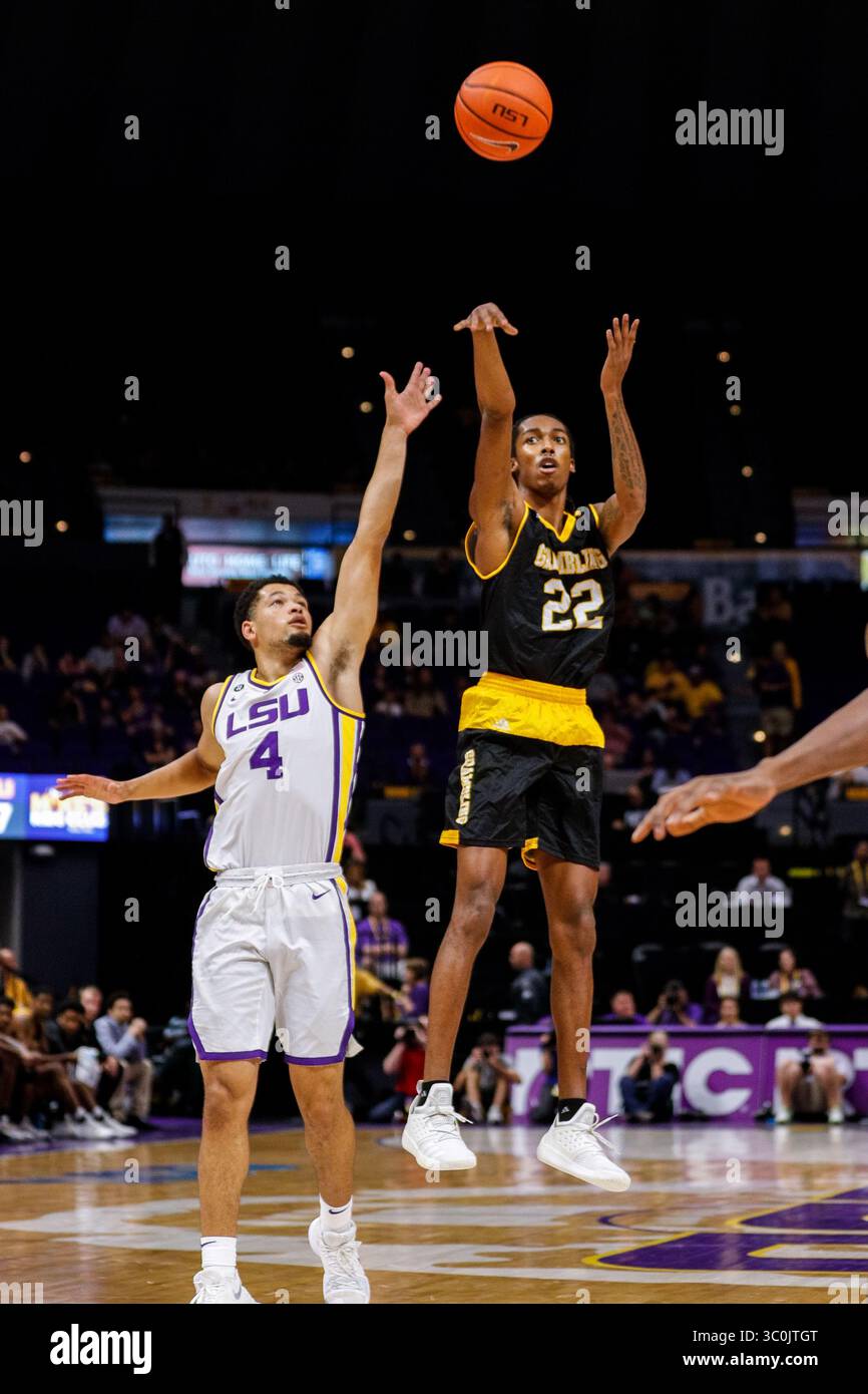 1 dicembre 2018: La guardia dei LSU Tigers Skylar Mays (4) difende il basket contro l'attaccante dei LSU Tigers Darius Days (22) durante la partita tra LSU e Grambling al Pete Maravich Assembly Center di Baton Rouge, LOUISIANA. Stephen Lew/CSM(immagine di credito: &Copy; Stephen Lew/CSM tramite cavo ZUMA) Foto Stock