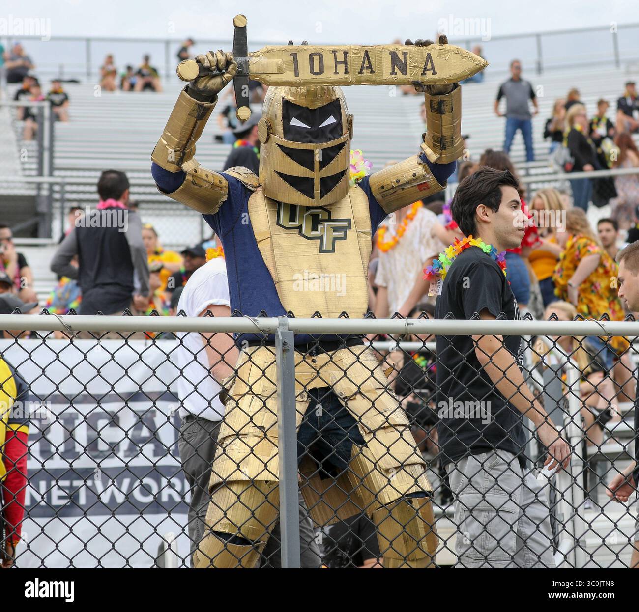 1 dicembre 2018: Un fan della sezione studentesca è vestito da mascotte Knight della UCF e rende omaggio all'infortunato quarterback della UCF McKenzie Milton (che è dalle Hawaii) prima della partita del campionato AAC tra i Memphis Tigers e gli UCF Knights allo Spectrum Stadium di Orlando, Florida. Kyle Okita/CSM(immagine di credito: &Copy; Kyle Okita/CSM tramite cavo ZUMA) Foto Stock