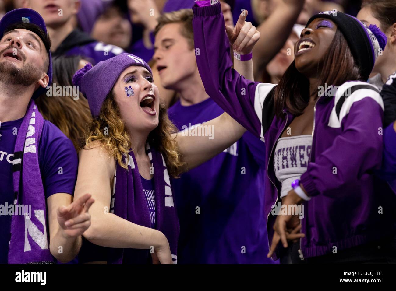 1 dicembre 2018: I tifosi dei Northwestern Wildcats reagiscono alla partita del Big Ten Championship 2018 tra i Northwestern Wildcats e gli Ohio State Buckeyes il 1 dicembre 2018 al Lucas Oil Stadium di Indianapolis, IN. Adam Lacy/CSM.(immagine di credito: &Copy; Adam Lacy/CSM tramite cavo ZUMA) Foto Stock